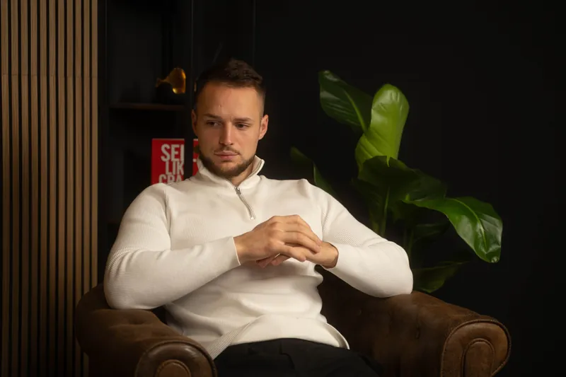 Radoslav Gradeci im Sessel während einer Aufnahme im Studio