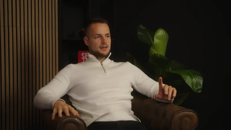 Standbild direkt aus der Studiokamera: Radoslav Gradeci im Sessel